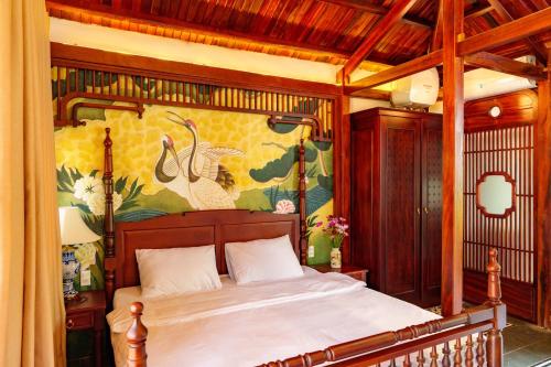 Schlafzimmer mit einem Bett mit Wandgemälde in der Unterkunft Jun's Home 