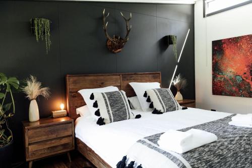 Schlafzimmer mit einem Bett mit weißer Bettwäsche und Kissen in der Unterkunft The Artemis Cottage in Fitzroy