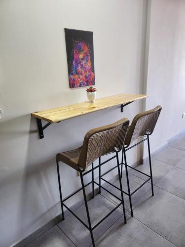 un escritorio con 2 sillas y un cuadro en la pared en Departamento 6 en Buenos Aires