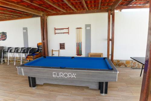Juan de Acosta的住宿－Villa Sol Deluxe，一张位于房间中间的台球桌