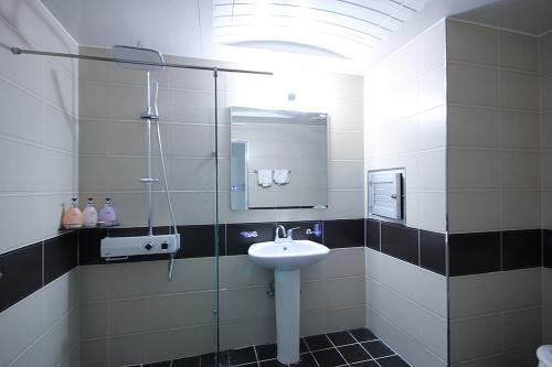 巨濟的住宿－VIEW Hotel Geoje，一间带水槽和镜子的浴室