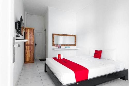 A bed or beds in a room at RedDoorz near Grojogan Sewu Tawangmangu