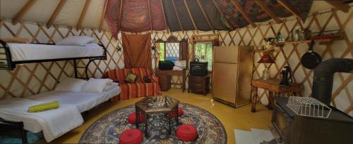 una habitación con 2 camas y una cocina en una yurta en Le Salon des Inconnus, en Namur