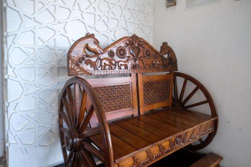 a wooden cart sitting next to a wall at RedDoorz near Grojogan Sewu Tawangmangu in Karanganyar