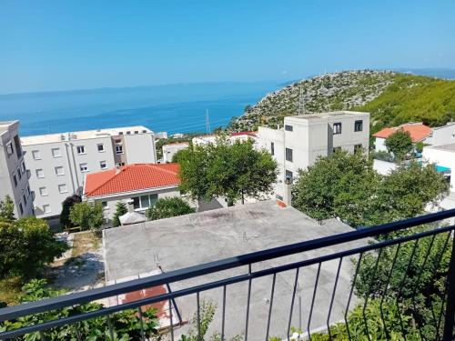 Apartments with parking space Makarska - 18145