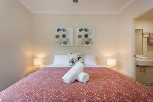 Casa Toucan - 2 bedroom apartment close to the airport في بيرث: غرفة نوم بسرير كبير فيها مصباحين
