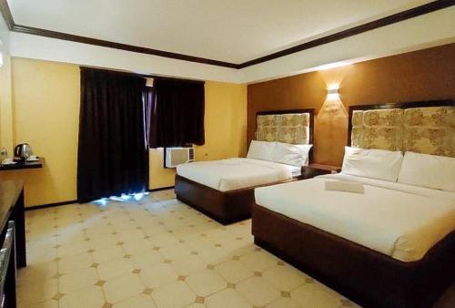 En eller flere senge i et værelse på RedDoorz at Carlton-Martin Hotel Masbate City