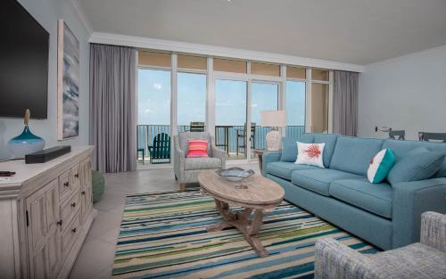 格爾夫海岸的住宿－Phoenix Gulf Towers 2202 condo，客厅配有蓝色的沙发和桌子