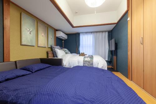 - une chambre avec 2 lits et des draps violets dans l'établissement Ko-Fu-Sou, à Tokyo