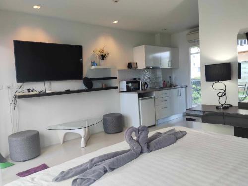 sala de estar con 1 cama con toalla en el suelo en GrandBlue Condo 102 by malai, en Mae Pim