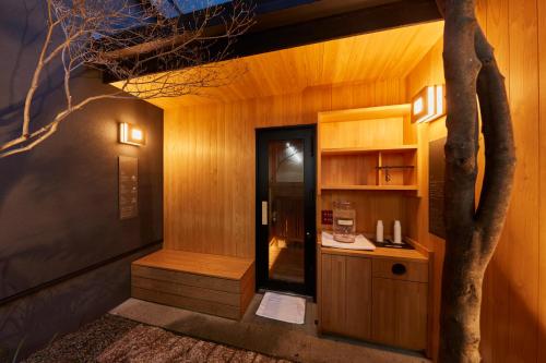een kamer met een bureau en een boom erin bij yubune in Onomichi