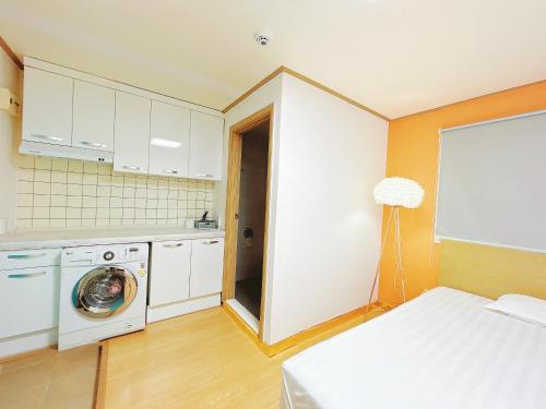 a kitchen with a washing machine in a room at Sarang Guesthouse Dongdaemun in Seoul