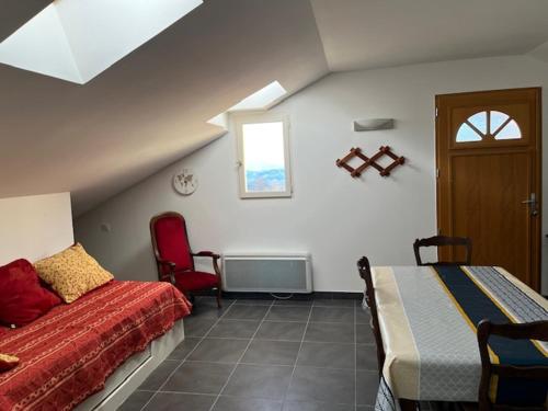 une chambre mansardée avec un lit et une fenêtre dans l'établissement Repos et loisirs en moyenne montagne, à Chorges