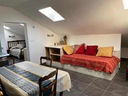 um quarto com uma cama com almofadas vermelhas em Repos et loisirs en moyenne montagne em Chorges