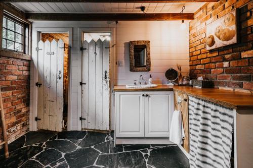 Una cocina o cocineta en The Barn at Crofters Fold - Daylesford Macedon Region