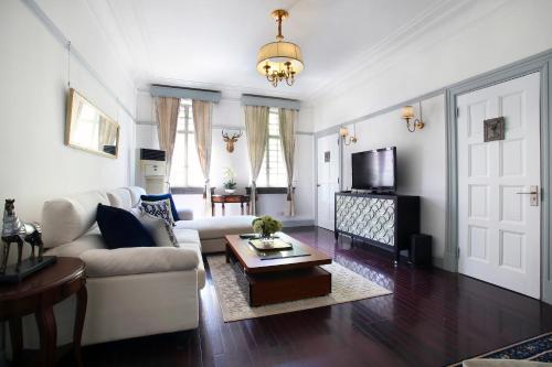 uma sala de estar com um sofá e uma mesa de centro em Classic Victorian Presidential Suite West Nanjing Rd em Xangai