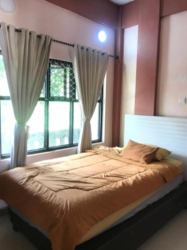 Una cama o camas en una habitación de Bubuhan Kita Guest House Syariah