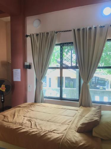 Un pat sau paturi într-o cameră la Bubuhan Kita Guest House Syariah