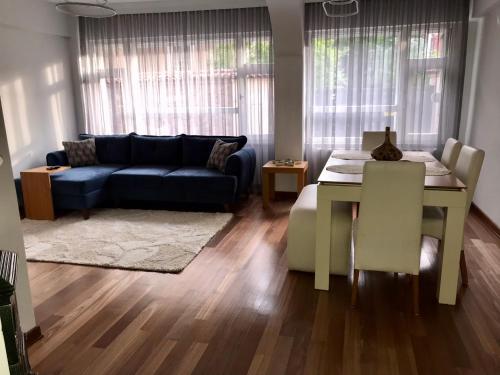 Posezení v ubytování Cozy and Modern Flat Near Bosphorus At Arnavutköy