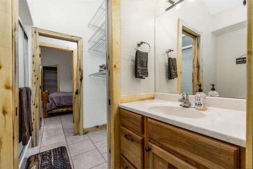 W łazience znajduje się umywalka i lustro. w obiekcie The Lodge at Duck Creek w mieście Duck Creek Village