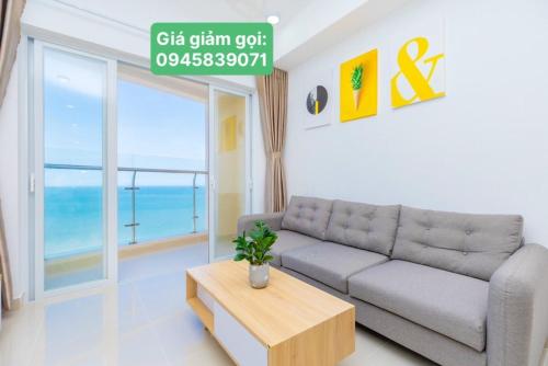 un salon avec un canapé et une table dans l'établissement Căn Hộ Vũng Tàu View Biển - Vũng Tàu Apartments Sea View, à Vung Tau