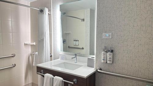 uma casa de banho com um lavatório e um espelho em Holiday Inn Express & Suites - Prospect Heights, an IHG Hotel em Prospect Heights