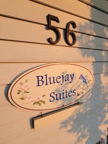 um sinal para suites de mirtilo na lateral de um edifício em Bluejay Suites B&B em Whitehorse