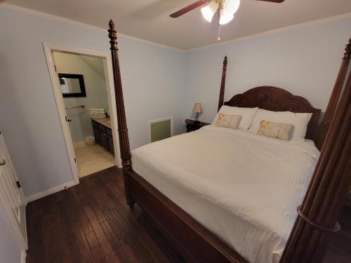 um quarto com uma cama grande e uma ventoinha de tecto em Bluejay Suites B&B em Whitehorse