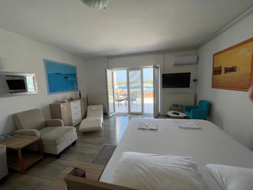 普拉的住宿－海旁公寓酒店，一间带大床的卧室和一间客厅