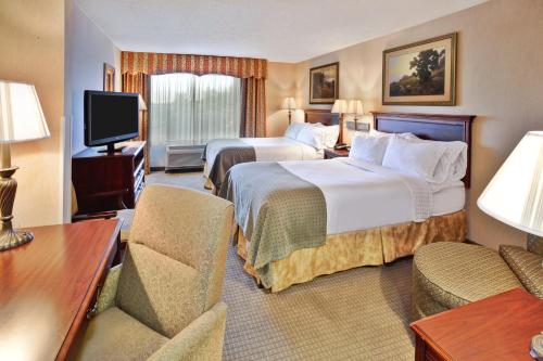 een hotelkamer met 2 bedden en een televisie bij Holiday Inn Hotel & Suites Ann Arbor University of Michigan Area, an IHG Hotel in Ann Arbor