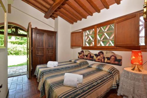 1 Schlafzimmer mit 2 Betten und einem Fenster in der Unterkunft La Badia - Happy Rentals in Tavarnelle in Val di Pesa