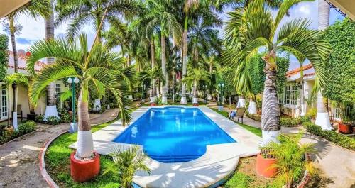 בריכת השחייה שנמצאת ב-Tulipanes Cancun או באזור