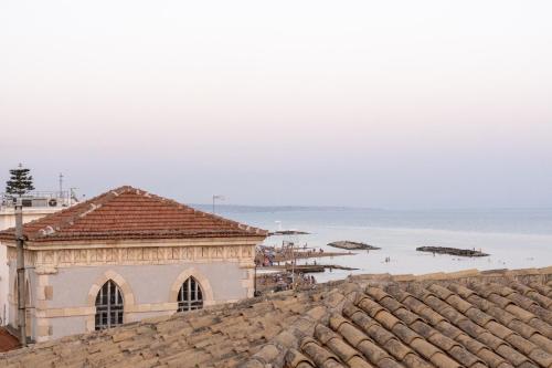 a view of the beach from the roof of a building at Casa Duca - Marina di Ragusa in Marina di Ragusa