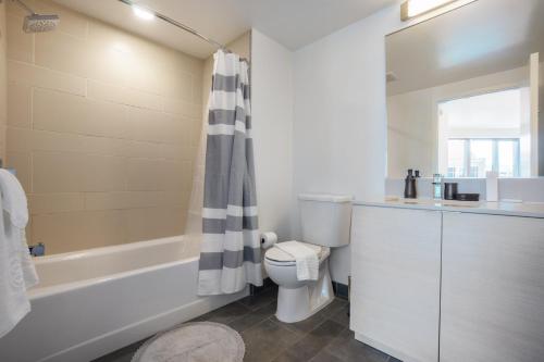uma casa de banho com um WC, uma banheira e um lavatório. em Rincon Hill 1BR w AC Gym nr Bay Bridge SFO-156 em São Francisco