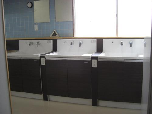 ein Badezimmer mit 3 Waschbecken und einem Spiegel in der Unterkunft 令和院 Leiwa Inn in Tottori
