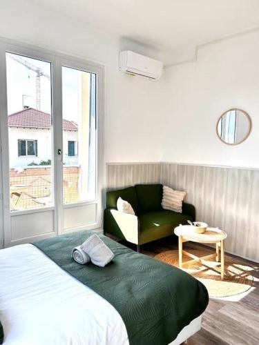 une chambre avec un lit, un canapé et une fenêtre dans l'établissement Le petit midi - Parking - Métro - Fibre - Canal, à Toulouse