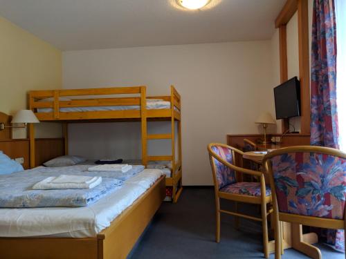 a bedroom with two bunk beds and a desk with a computer at Apartmany JaJ-Bavorsko in Mitterfirmiansreut