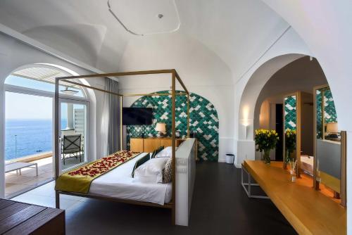 فندق Montemare في بوسيتانو: غرفة نوم بسرير ونافذة كبيرة