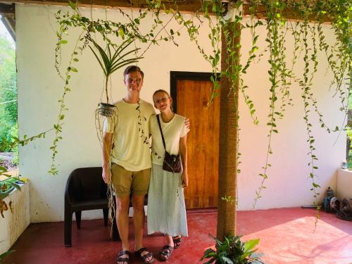 un homme et une femme debout devant une maison dans l'établissement Thanamal-villa, à Tanamalwila