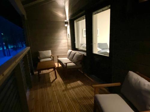 um pequeno quarto com duas cadeiras e uma janela em Pyhä Snowflake em Pyhätunturi