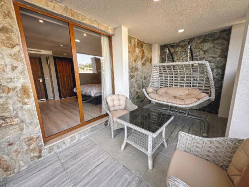 Cette chambre comprend un canapé, une table et un miroir. dans l'établissement Çamlıca Hotel, à Pelitli