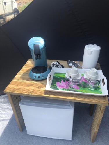 - une table avec une cafetière et un plateau/bouilloire dans l'établissement Les bulles du Gourg, à Lassouts