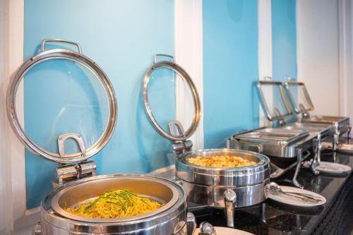 un gruppo di pentole di cibo su un bancone di Thanh Binh Riverside Hoi An a Hoi An