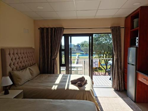 Postel nebo postele na pokoji v ubytování Lethabong Lodge