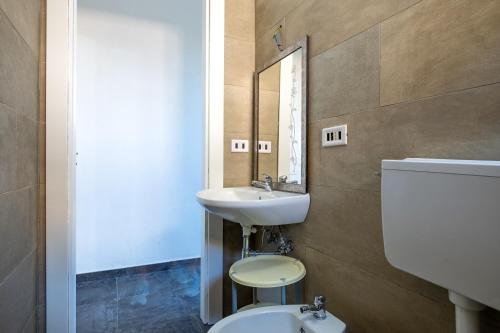 La salle de bains est pourvue d'un lavabo, de toilettes et d'un miroir. dans l'établissement Appartamento Acquadolce n 2, à Torre Ovo
