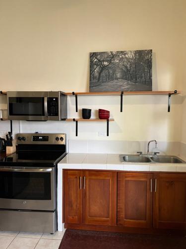 una cucina con lavandino e forno a microonde di Gated Single Storey Condo a Coco