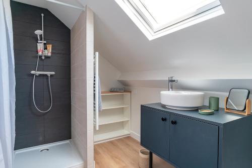 a bathroom with a sink and a shower at Borgroix - Charmante maison à Belle-Île-en-Mer in Sauzon