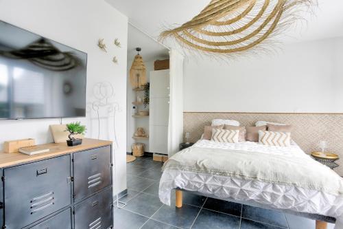 une chambre avec un lit et une commode dans l'établissement Bella Cruz - Charmant appt à Dinard, à Dinard