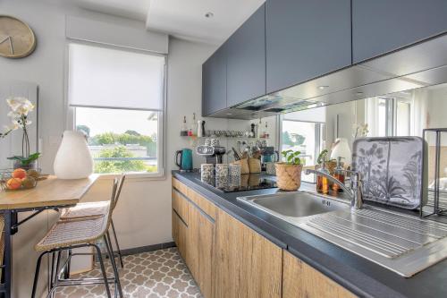 une cuisine avec un évier et un comptoir dans l'établissement Bella Cruz - Charmant appt à Dinard, à Dinard