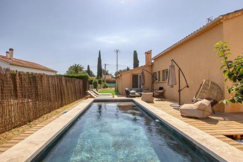 une piscine dans l'arrière-cour d'une maison dans l'établissement Villa Coquelicot - Maison climatisée avec piscine, à Six-Fours-les-Plages